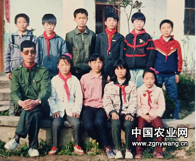 1990年与学生合影（余继锋等11人）.png
