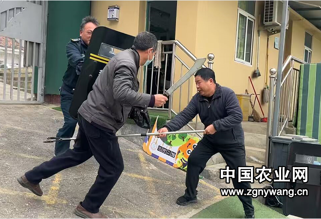 以练筑防 护幼成长 ——湖北荆门沙洋县曾集镇中心幼儿园防暴演练筑牢安全防线