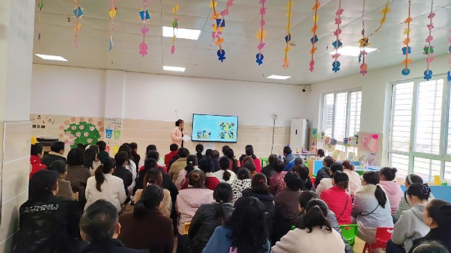 湖北沙洋：科学衔接助成长 家园携手筑未来——沙洋县后港镇第二中心幼儿园家长学?；疃猜傩? title=